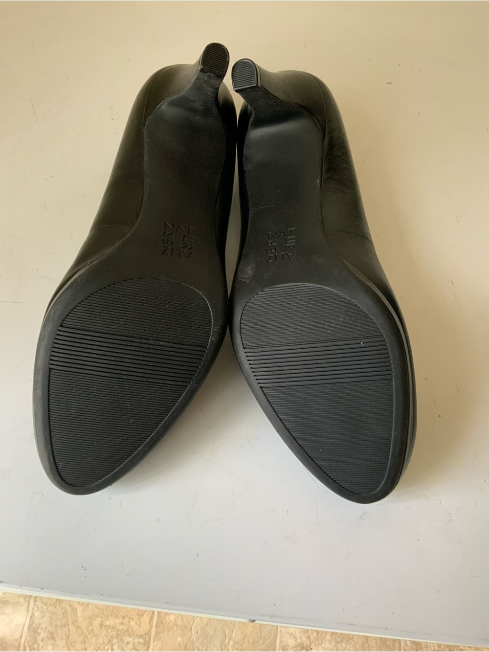 Naturalizer Black Leather Classic Round-Toe Heels - Picture 5 of 8